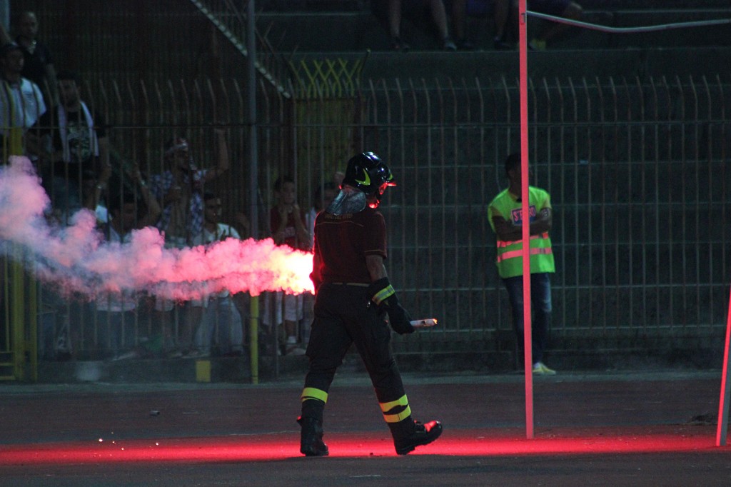 Fumogeno acceso allo stadio e lanciato sugli spalti vuoti: tifosi assolti
