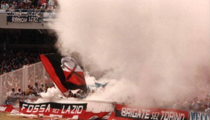 Napoli - MILAN 86-87 Ultras milanisti in trasferta a Napoli (Fossa dei Leoni sezione Lazio, Brigate sezione Torino)